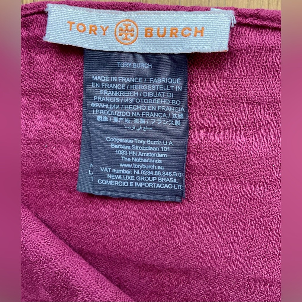 TORY BURCH Burgundy Scarf This short, fringed accessory - Picture 4 of 7